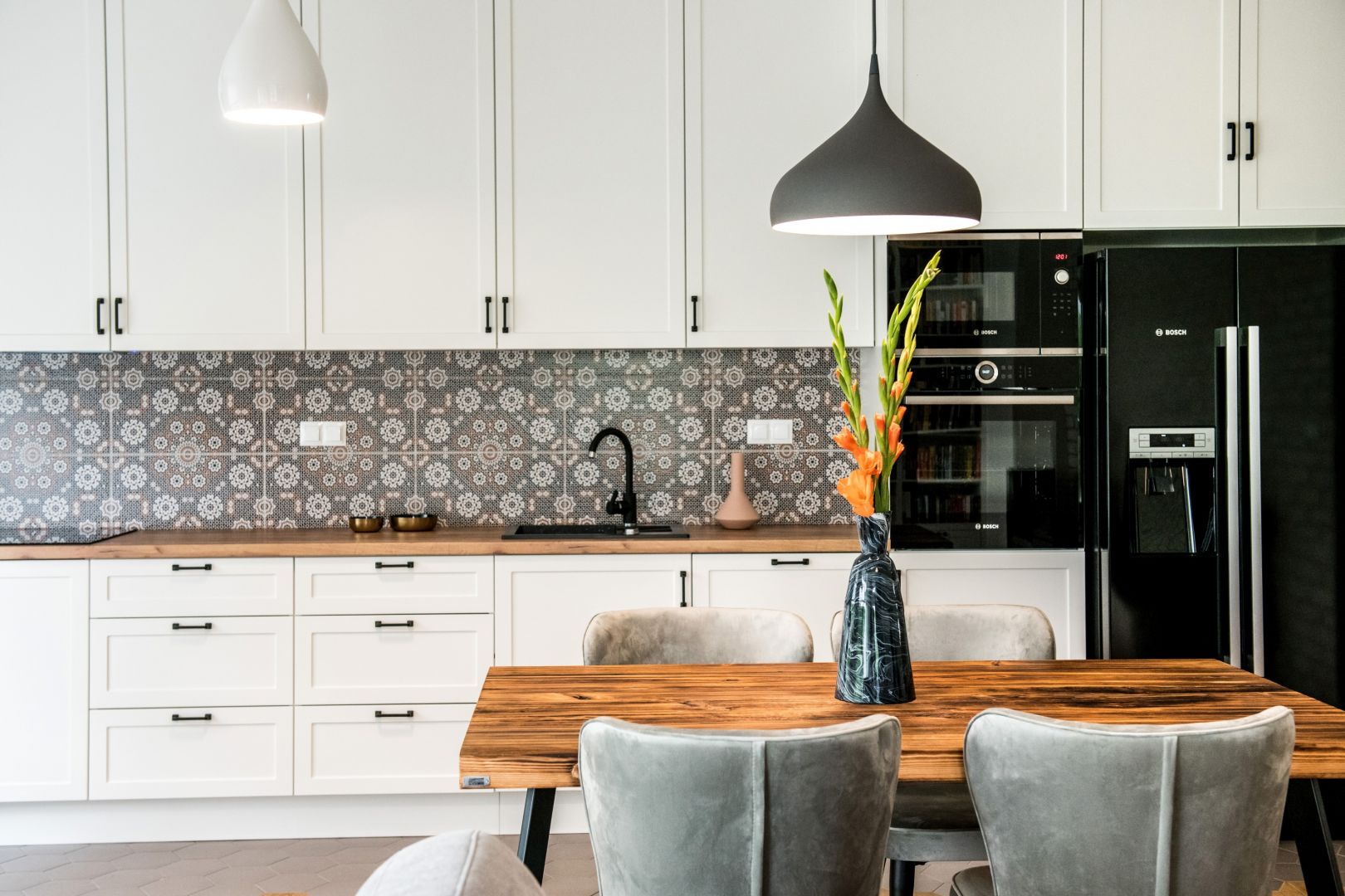 Duży i przestronny apartament urządzony został w stylu eklektycznym, który łączy w sobie różne trendy, konwencje i mody.