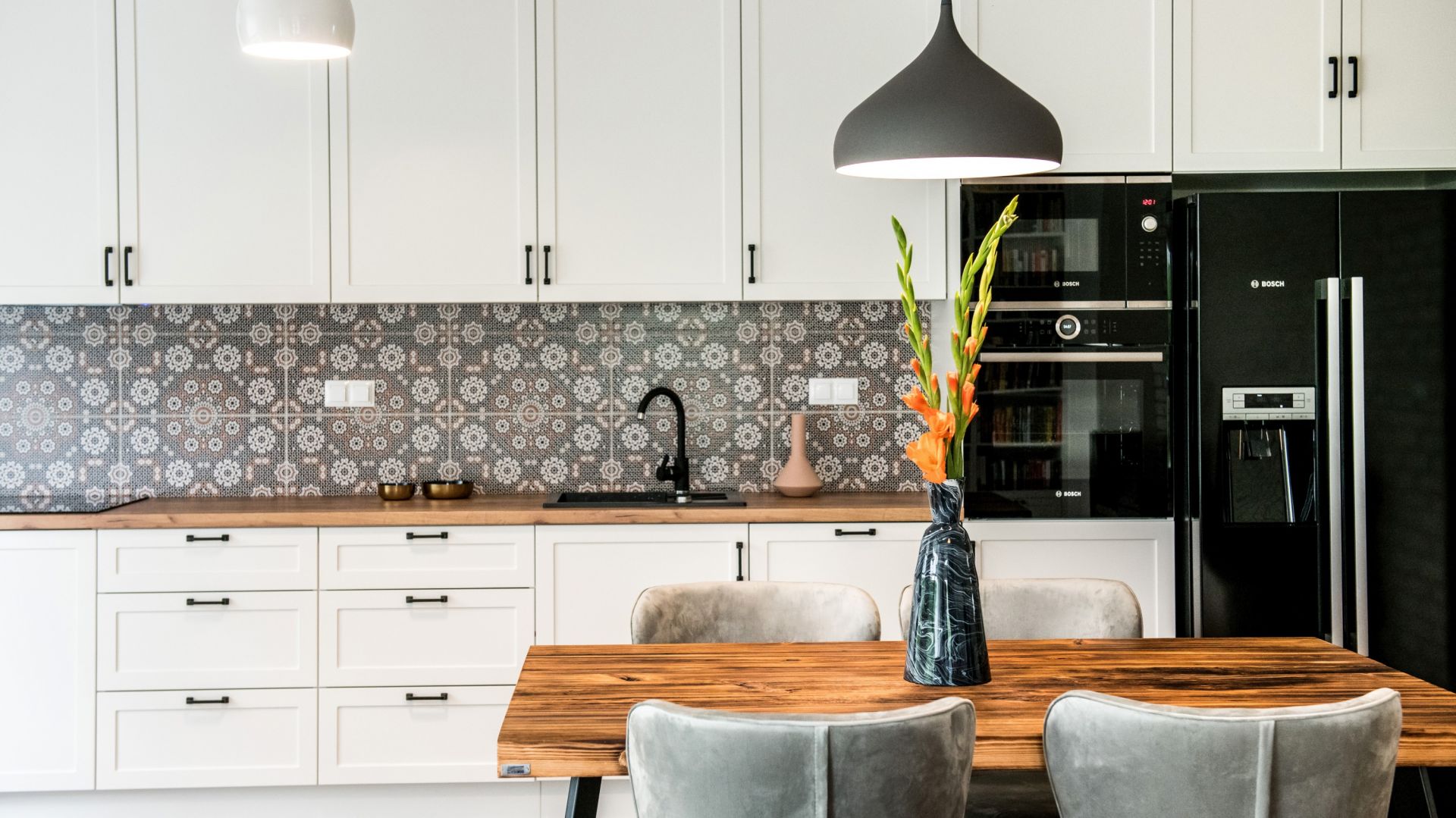 Duży i przestronny apartament urządzony został w stylu eklektycznym, który łączy w sobie różne trendy, konwencje i mody.
