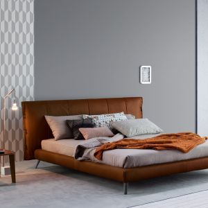 Łóżko tapicerowane marki Bonaldo model Cuff.