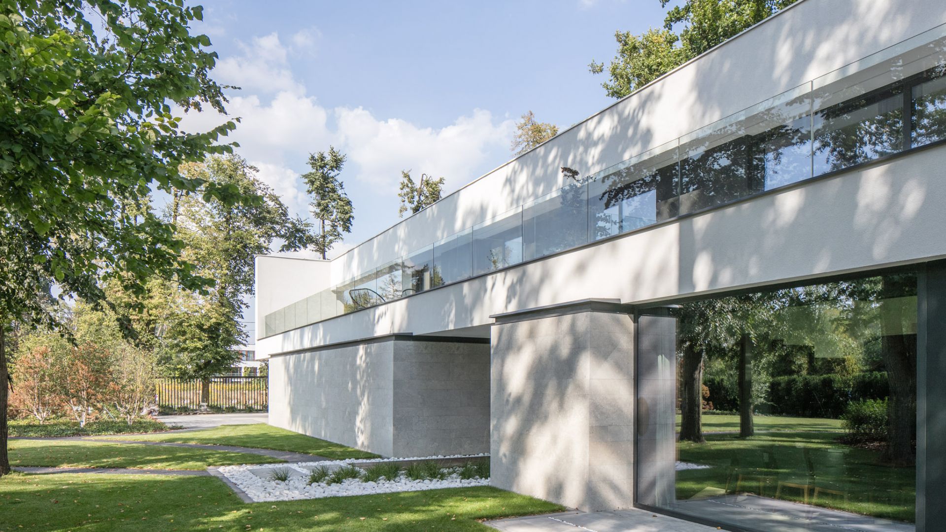 Dom projektu pracowni REFORM ARCHITEKT jest zlokalizowany w Łodzi, na działce liczącej 2500 m². Projekt i zdjęcia: REFORM Architekt