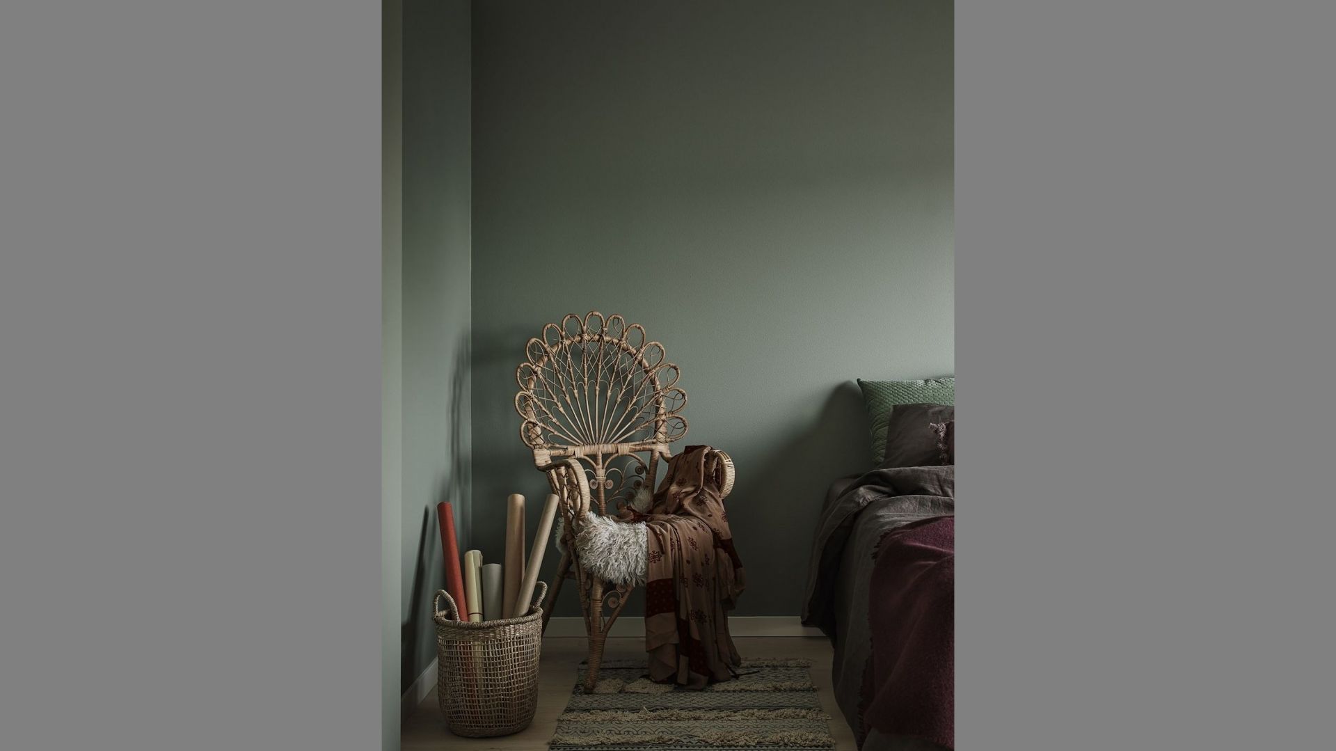 Dla miłośników nieco bardziej stonowanych aranżacji ciekawym pomysłem będzie pomalowanie ścian na niebanalny odcień zieleni Ficus N378 z palety Tikkurila Feel the Color. Cena: ok. 115 zł (2,7 l). Fot. Tikkurila