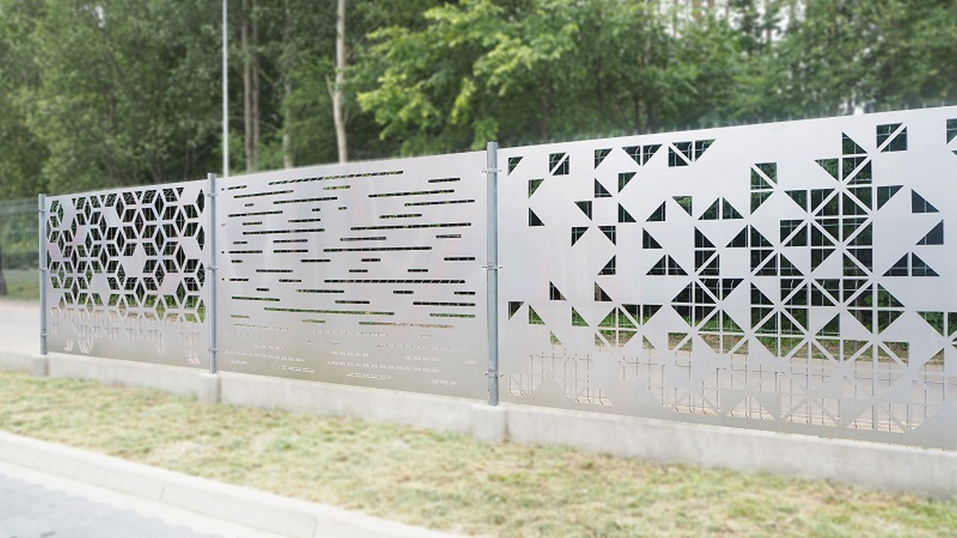 Koszt ogrodzenia metalowego jest zbliżony do tego z drewna. Trzeba się liczyć z wydatkiem około 300 zł za panel, ale jego trwałość jest dużo większa. Fot. alu-frost
