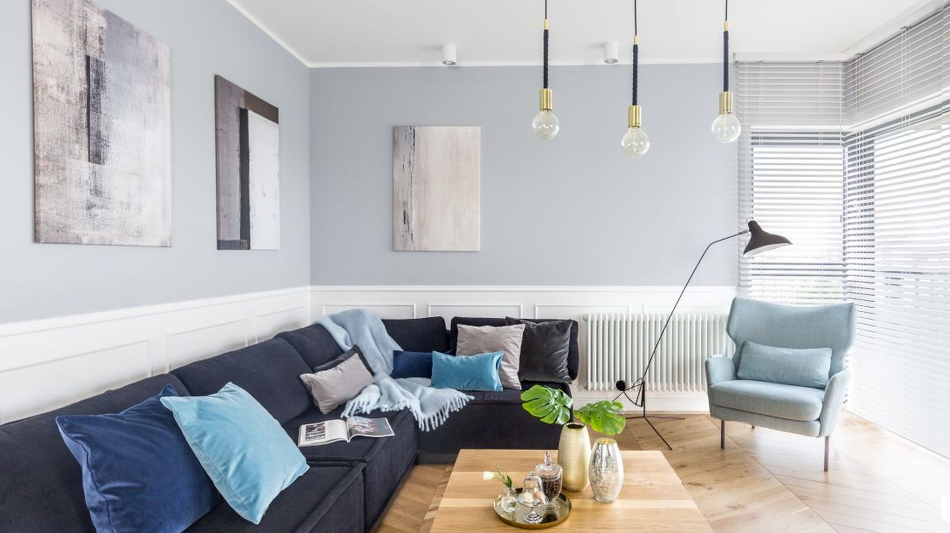 Absolutnym must have w nowojorskiej stylistyce jest zastosowanie mebli o niebanalnych formach i przykuwających uwagę, oryginalnych detalach. Projekt Decoroom. Fot. Pion Poziom