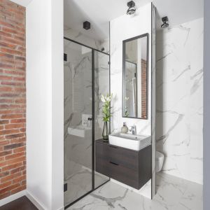 Odważnym posunięciem ze strony inwestora i architektów było wyburzenie ściany między łazienką a sypialnią. 