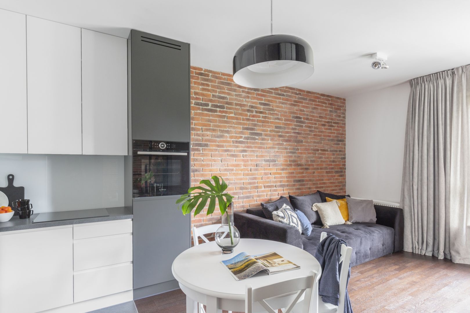 Architekci zaakcentowali odrębność funkcjonalną poszczególnych części mieszkania poprzez zróżnicowanie materiałów użytych do wykończenia podłóg oraz ścian, a także umiejętnie grając kolorystyką.