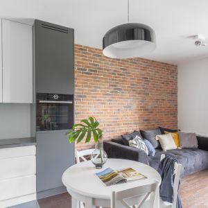 Architekci zaakcentowali odrębność funkcjonalną poszczególnych części mieszkania poprzez zróżnicowanie materiałów użytych do wykończenia podłóg oraz ścian, a także umiejętnie grając kolorystyką. 