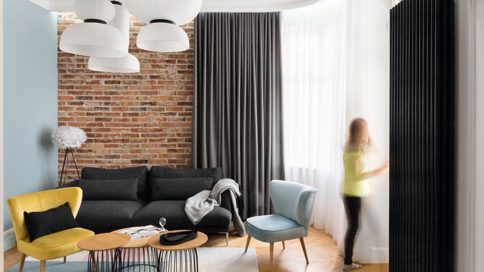 Surowy, nieco minimalistyczny wystrój ocieplają pastele i inne żywe kolory. Projekt Anna Maria Sokołowska, Architektura Wnętrz. Zdjęcia Paweł Mądry
