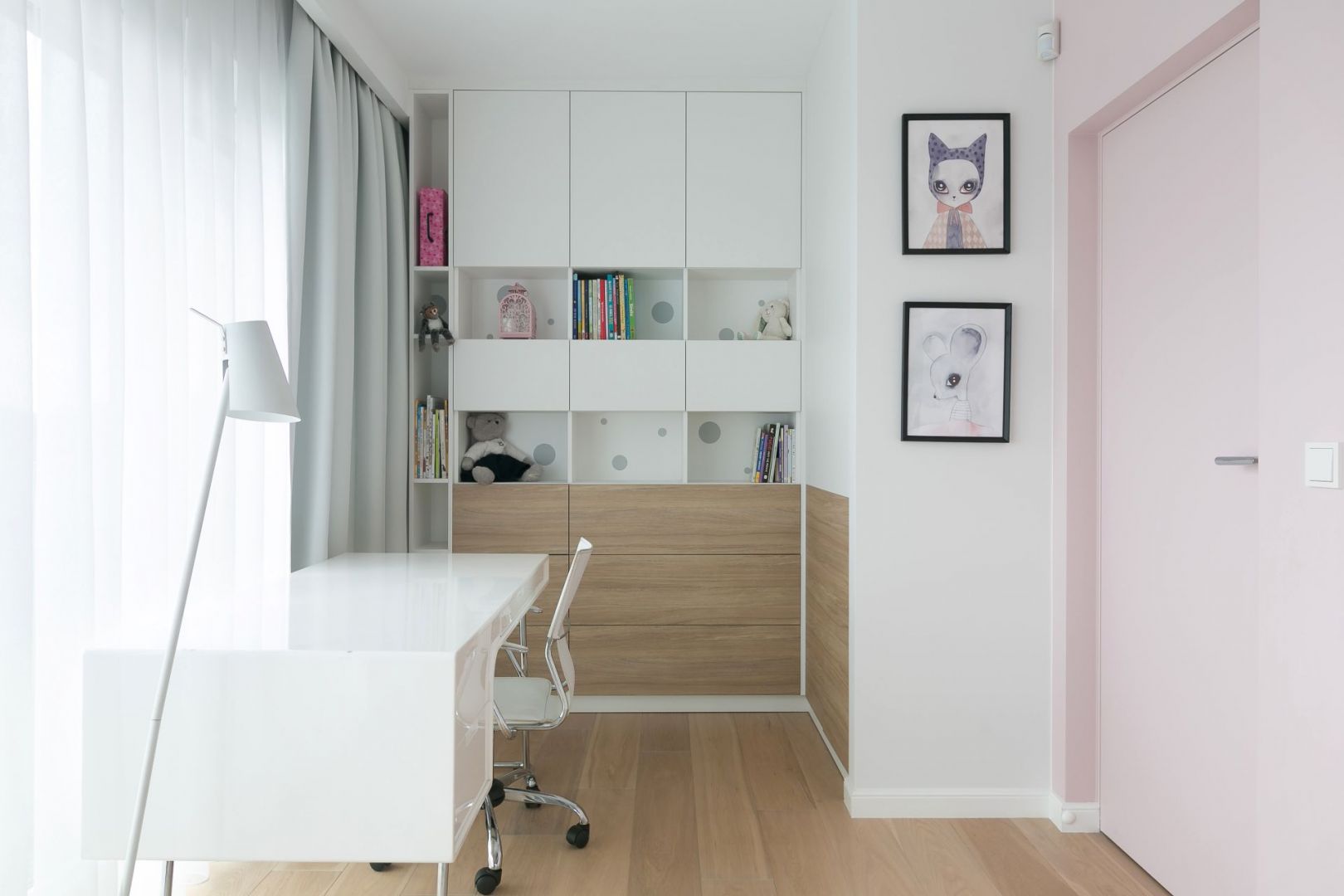 Wybierając biurko i krzesło lub fotel powinniśmy kierować się przede wszystkim ergonomią i wygodą. Pokój ucznia. Projekt: MIKOŁAJSKAstudio, fot Jakub Dziedzic