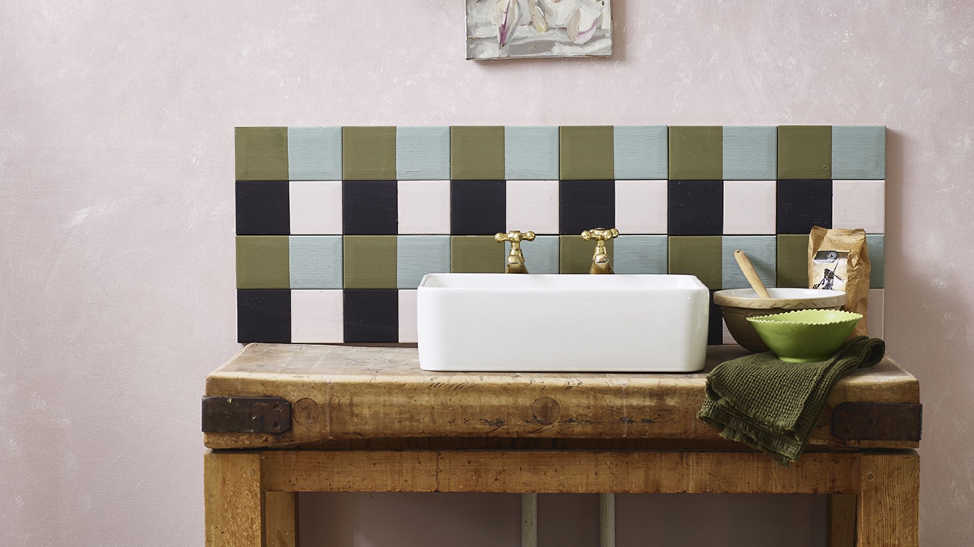 Nakładaj Chalk Paint™ na ścianę pomalowana farbą Wall Paint od Annie Sloan używając kawałka tektury. Przeciągaj, przecieraj i zeskrobuj farbę na całej powierzchni ściany tworząc warstwy kolorów i tonów, aż będą się idealnie przenikały. Tak uzyskasz efekt dekoracyjnego tynku, który podkreśli śródziemnomorski klimat wnętrza. Gdy farba wyschnie, aby zabezpieczyć powierzchnię wykończ płytki nakładając cienką warstwę Clear Chalk Paint™ Lacquer, a ścianę wartstwą Chalk Paint™ Wax lub Clear Chalk Paint™ Lacquer. Fot. Annie Sloan