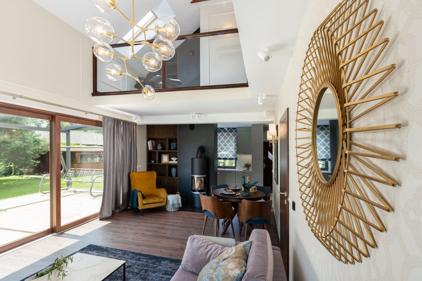 Projektantce Beacie Stankowskiej-Hadi ze Studio Decor udało się w jednym z nich stworzyć klimat jak z nadmorskiej willi z motywem przewodnim z palety niebieskości. Projekt Studio Decor. Fot. Promofocus.pl - Karol Kleszyk