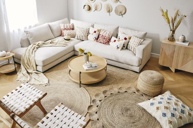 Salon jak domowa oaza: 10 pięknych aranżacji z bielą i drewnem
