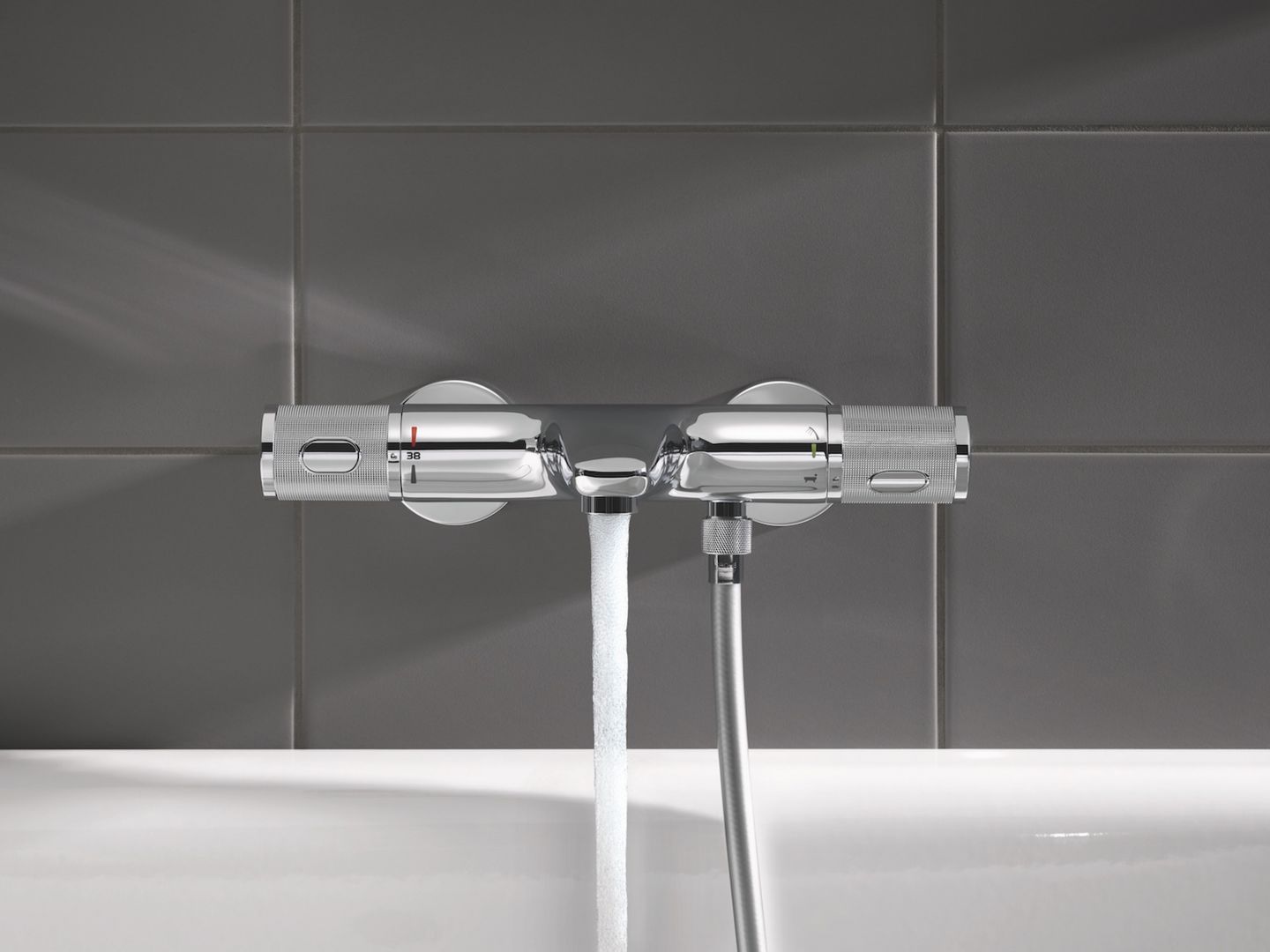 Armaturę termostatyczną wyposażono na przykład w innowacyjny system Grohe CoolTouch. Zastosowano go m.in. w bateriach termostatycznych Grohtherm 1000 Performance. Jego działanie polega na izolowaniu gorącej wody wewnątrz baterii, dzięki czemu jej powierzchnia nie nagrzewa się nigdy do temperatury wyższej niż temperatura wody zmieszanej.