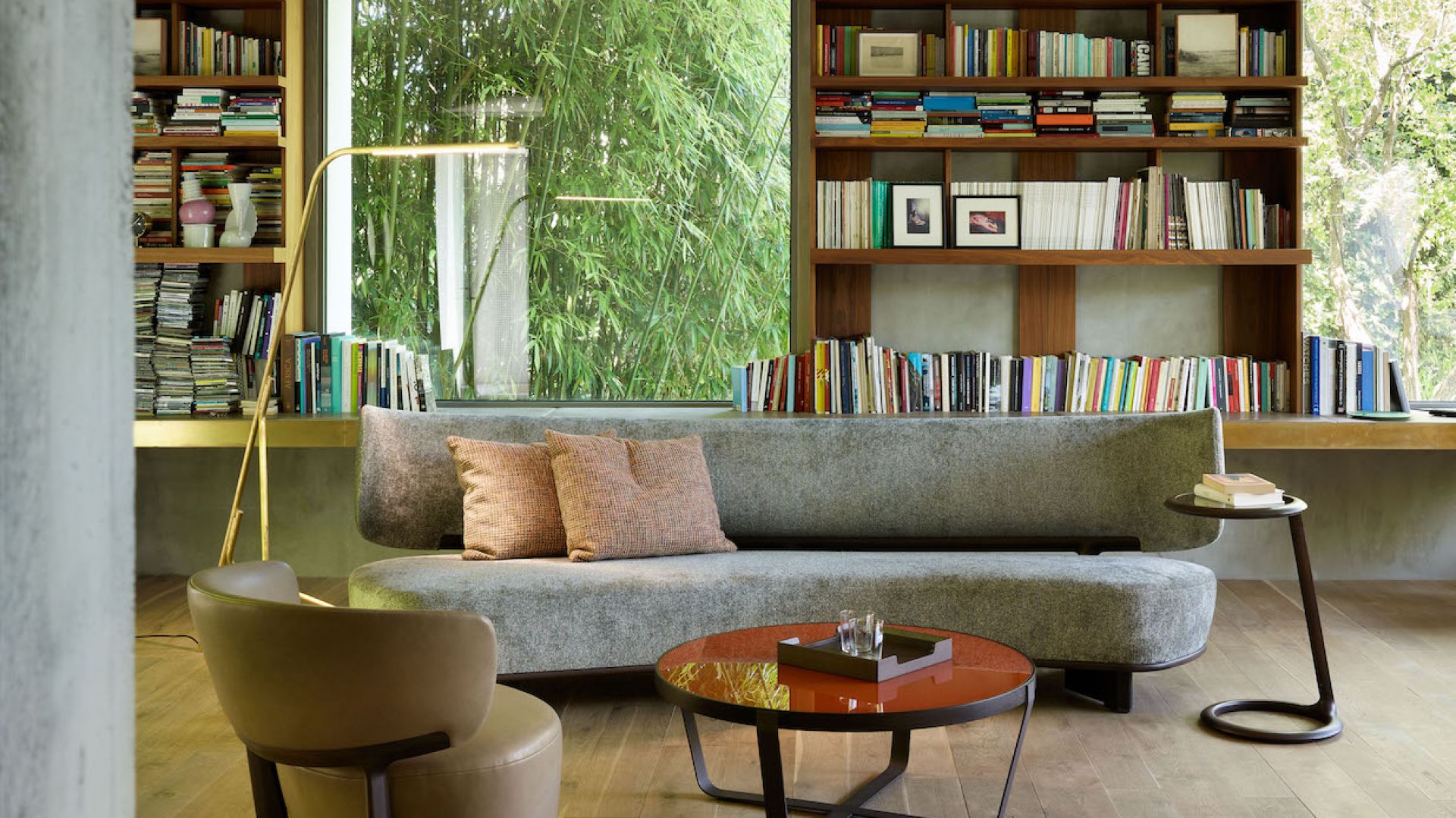 Sofa tapicerowana jest tkaniną lub skórą i występuje w dwóch rozmiarach oraz w wersji z asymetrycznym siedziskiem. Fot. Mood-Design
