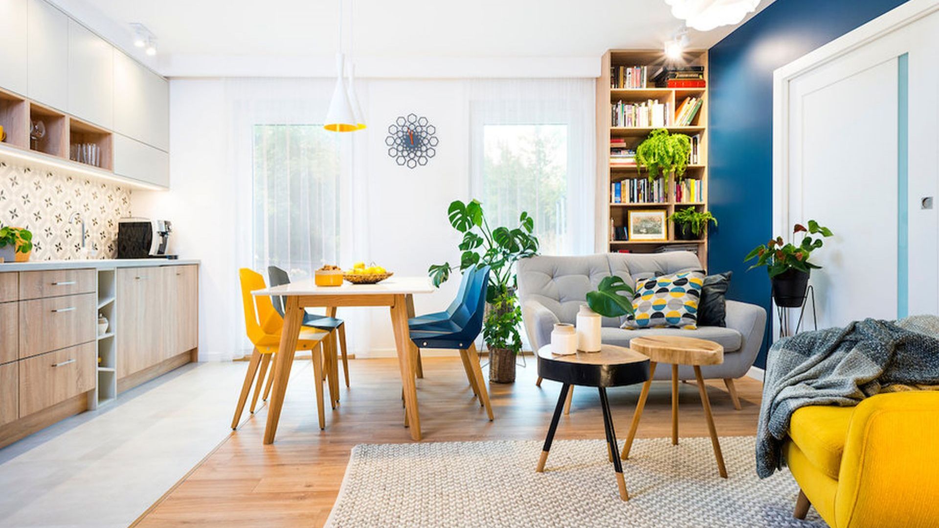 Piękny jasny salon połączony z aneksem kuchennym i małą jadalnią, urządzony w świeżych kolorach i drewnie. Projekt wnętrza: Krystyna Dziewanowska, Red Cube Design. Zdjęcia Mateusz Torbus 7TH Idea