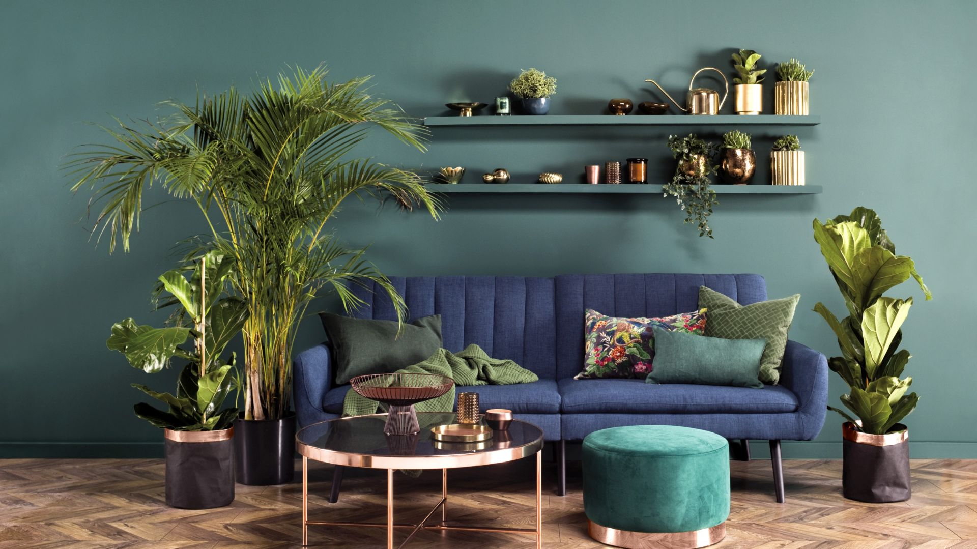 Ściany w nasyconym kolorze szmaragdu Secret Garden z linii Beckers Designer Collection wykreują w salonie atmosferę tajemniczości towarzyszącą dzikiej dżungli.