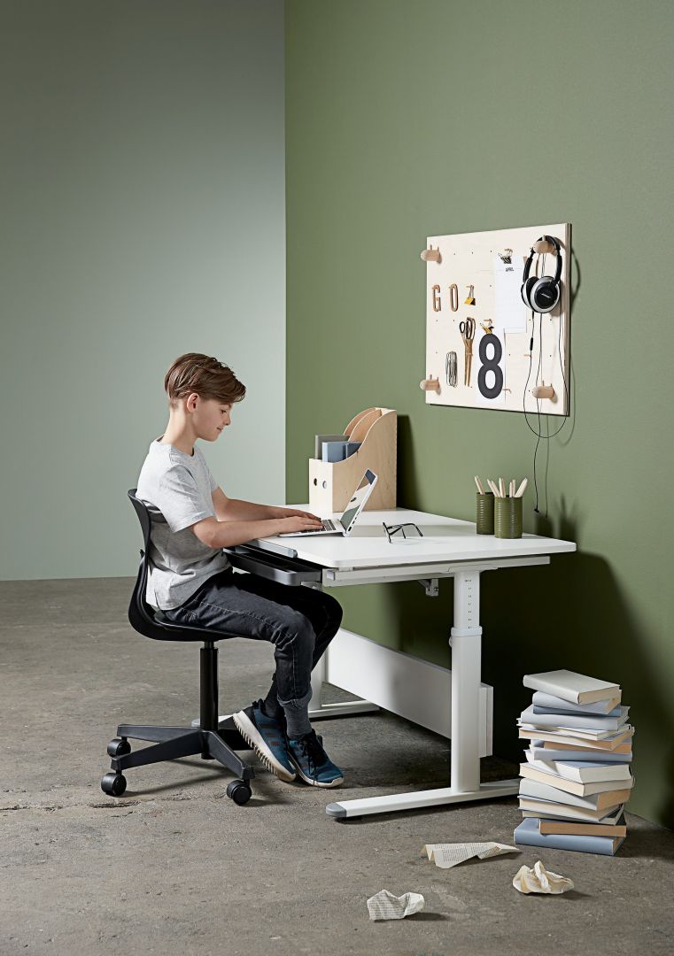 Dużo ergonomicznych biurek i foteli rodzice znajdą w ofercie duńskiej marki Flexa, wielokrotnie nagradzanej za wyjątkowy design. Fot. Bonami.pl