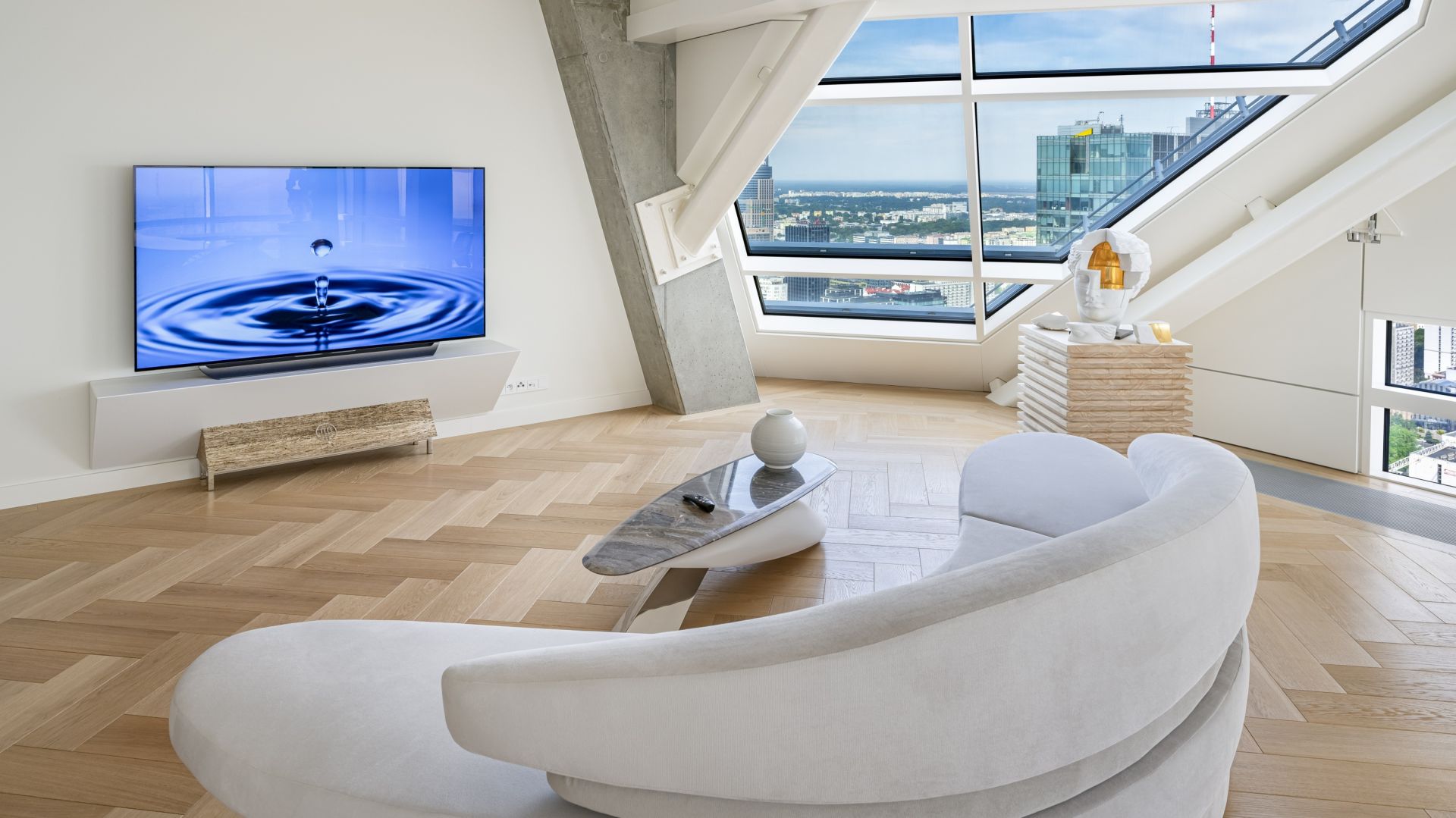 Telewizor LG OLED z najwyższej jakości ekranem, minimalistycznym designem oraz zaawansowaną technologią wykorzystującą algorytmy sztucznej inteligencji i uczącą się nawyków oraz preferencji domownika, perfekcyjnie dopasował się do wnętrza apartamentu. Fot. Złota 44 RC Design