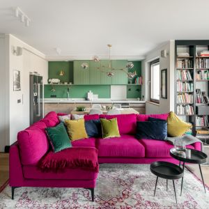 Sofa w kolorze intensywnego różu gra pierwszoplanową rolę w całym wnętrzu. Projekt Finchstudio fot. Aleksandra Dermont, Ayuko studio
