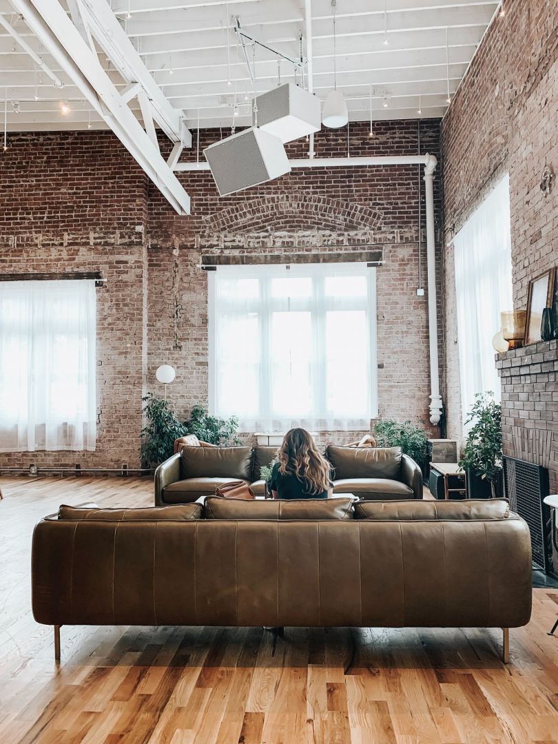 Modern Loft – wskrzeszenie XIX-wiecznej, modernistycznej elektrowni parowej, jedynej pamiątki po mieszczącym się niegdyś w Łodzi kompleksie fabrycznym Karla Sängera, Karola Weilego i Stanisława Landaua. Fot. mat. prasowe