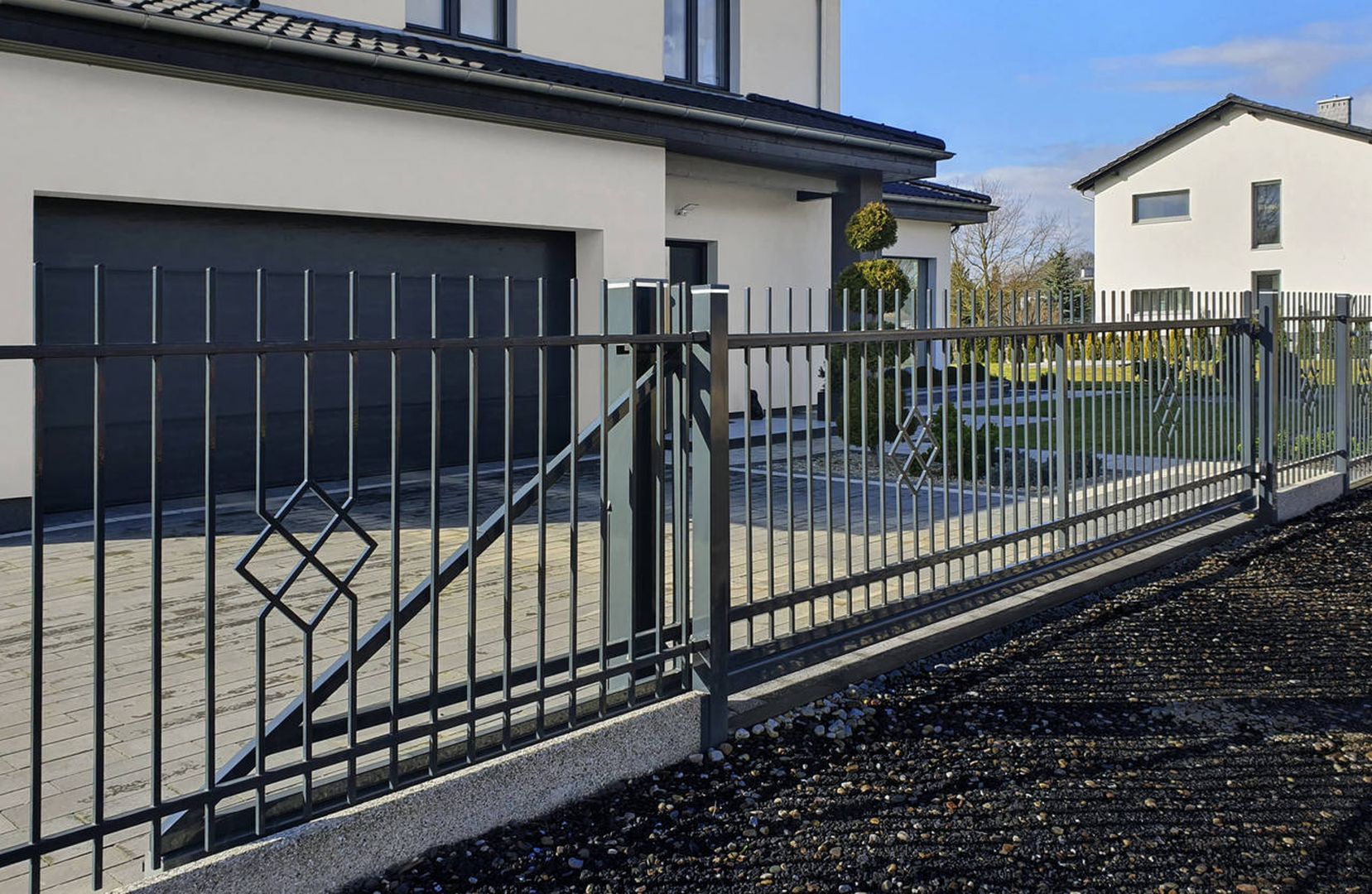 Przykładowo modele takie jak Turkus czy Rubin, składające się z pionowych lub poziomych metalowych kształtowników, są lekkie wizualnie i nie zakłócają widoku. Fot. Plast-Met Systemy Ogrodzeniowe