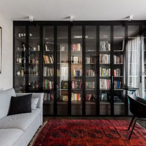 Klasyczna biblioteczka na książki. Projekt: Patrycja Dmowska, biuro projektowe Dmowska Design. Zdjęcia: Przemysław Kuciński