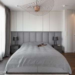 Piękna sypialnia  w bielach i szarościach. Projekt: Patrycja Dmowska, biuro projektowe Dmowska Design. Zdjęcia: Przemysław Kuciński