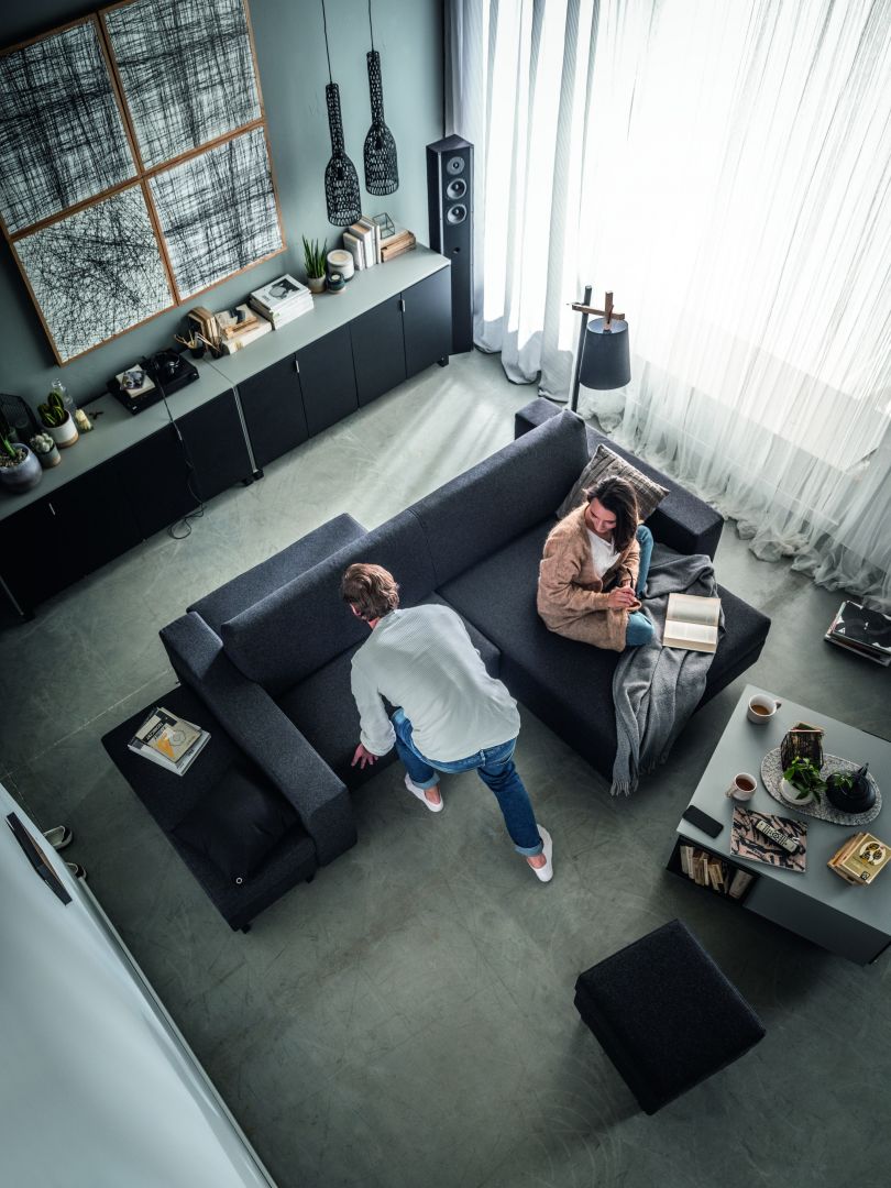Sofa Slide to przykład mebla, który personalizuje się poprzez transformację. Dzięki przesuwnym siedziskom możemy stworzyć m.in. tradycyjną kanapę lub dwustronną sofę, w zależności od tego jak chcemy odpoczywać.Fot. Vox Slide