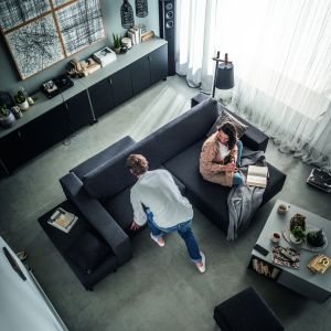 Sofa Slide to przykład mebla, który personalizuje się poprzez transformację. Dzięki przesuwnym siedziskom możemy stworzyć m.in. tradycyjną kanapę lub dwustronną sofę, w zależności od tego jak chcemy odpoczywać.Fot. Vox Slide