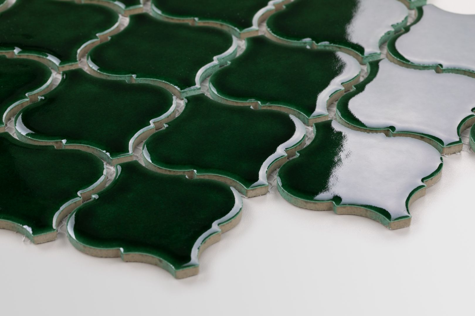 Oprócz tego Raw Decor poszerza swoją bestsellerową kolekcję heksagonów, arabeski i flabellum o kolor zielony. Na zdj. Arabeska Duża Emerald