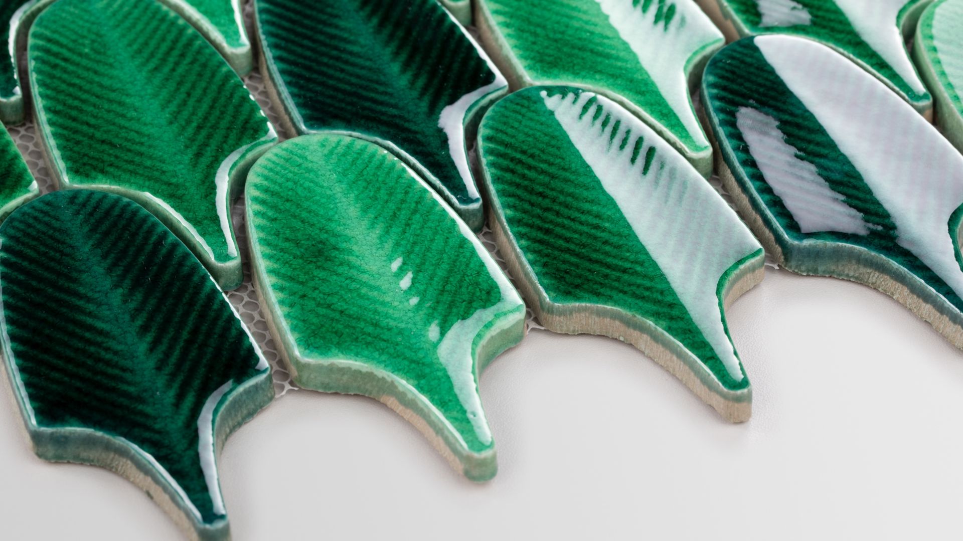 Nowością są między innymi mozaiki w kształcie liści o nazwie “Spring Leaves” oraz w kształcie piór “Aurora Green’’. Na zdj. Aurora Green