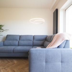 Po konsultacji z architektem zadecydowano, że mieszkanie zostanie podzielone na bardziej nowoczesną górę i przytulny dół, w którym klienci spędzają najwięcej czasu. Projekt Nabak Architektura Wnętrz / Luxrad