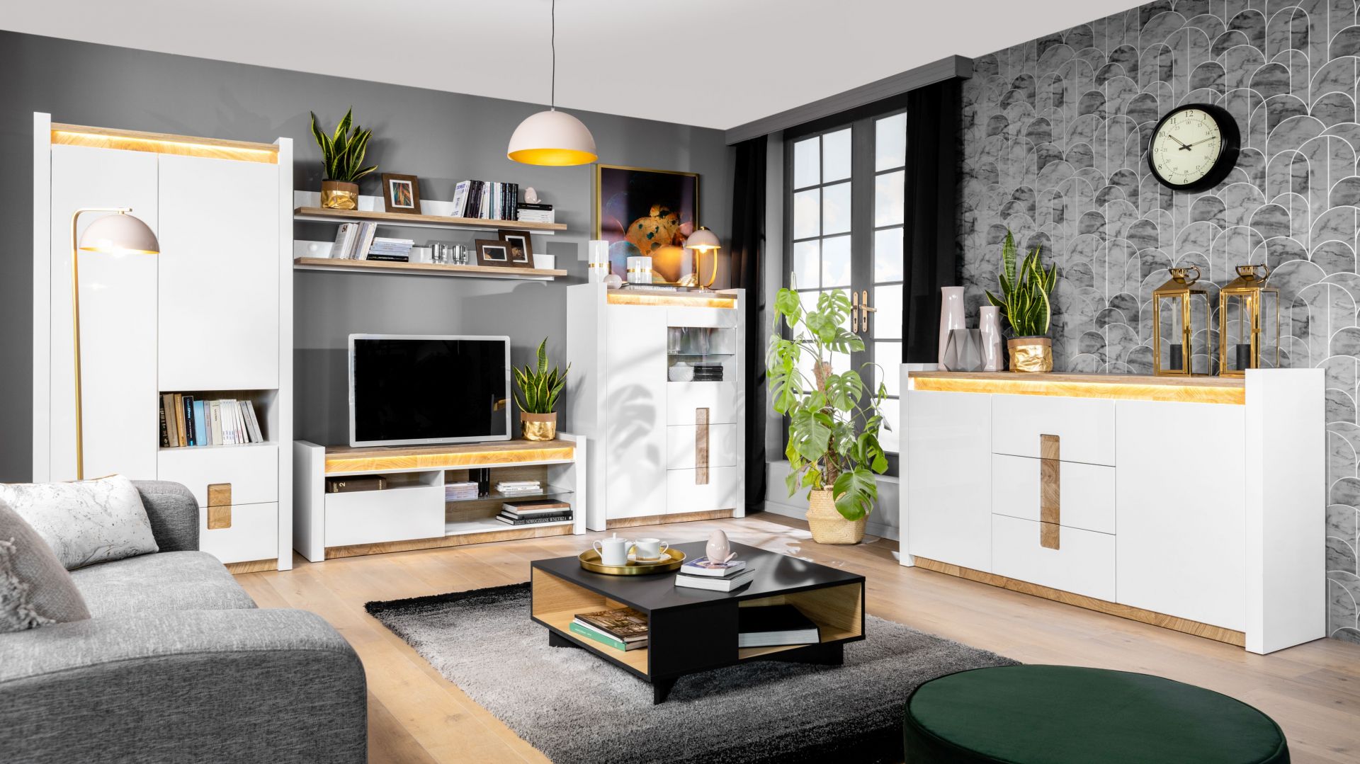 Meble do salonu z kolekcji Alameda dostępne w ofercie Black Red White. Cena: 527,64 zł (szafka RTV), 893,50 zł (komoda). Fot. Black Red White
