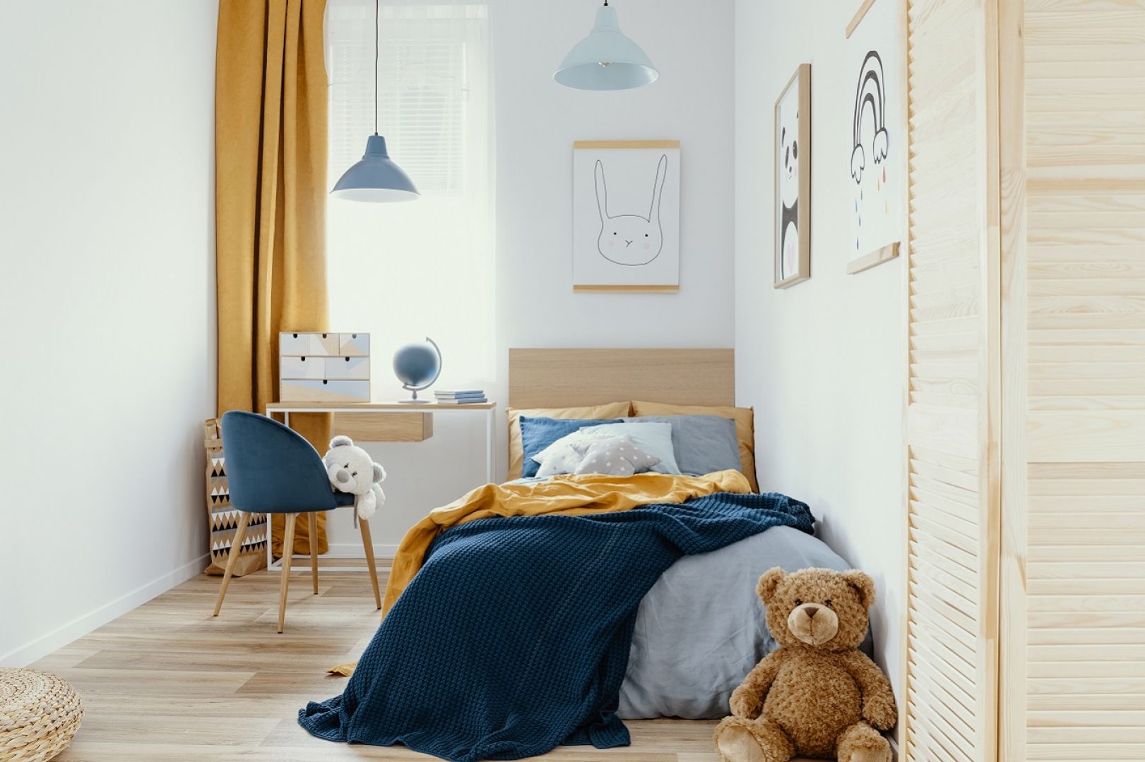 Farba Tikkurila Optiva White w złamanym odcieniu bieli S503 Arctic Fox jako baza będzie znakomicie współgrać z kolorowymi dodatkami w pokoju ucznia. Fot. Tikkurila