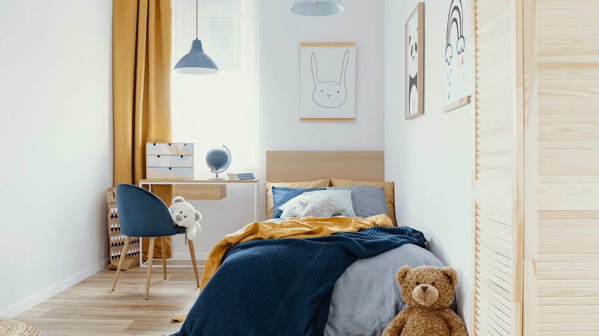 Farba Tikkurila Optiva White w złamanym odcieniu bieli S503 Arctic Fox jako baza będzie znakomicie współgrać z kolorowymi dodatkami w pokoju ucznia. Fot. Tikkurila