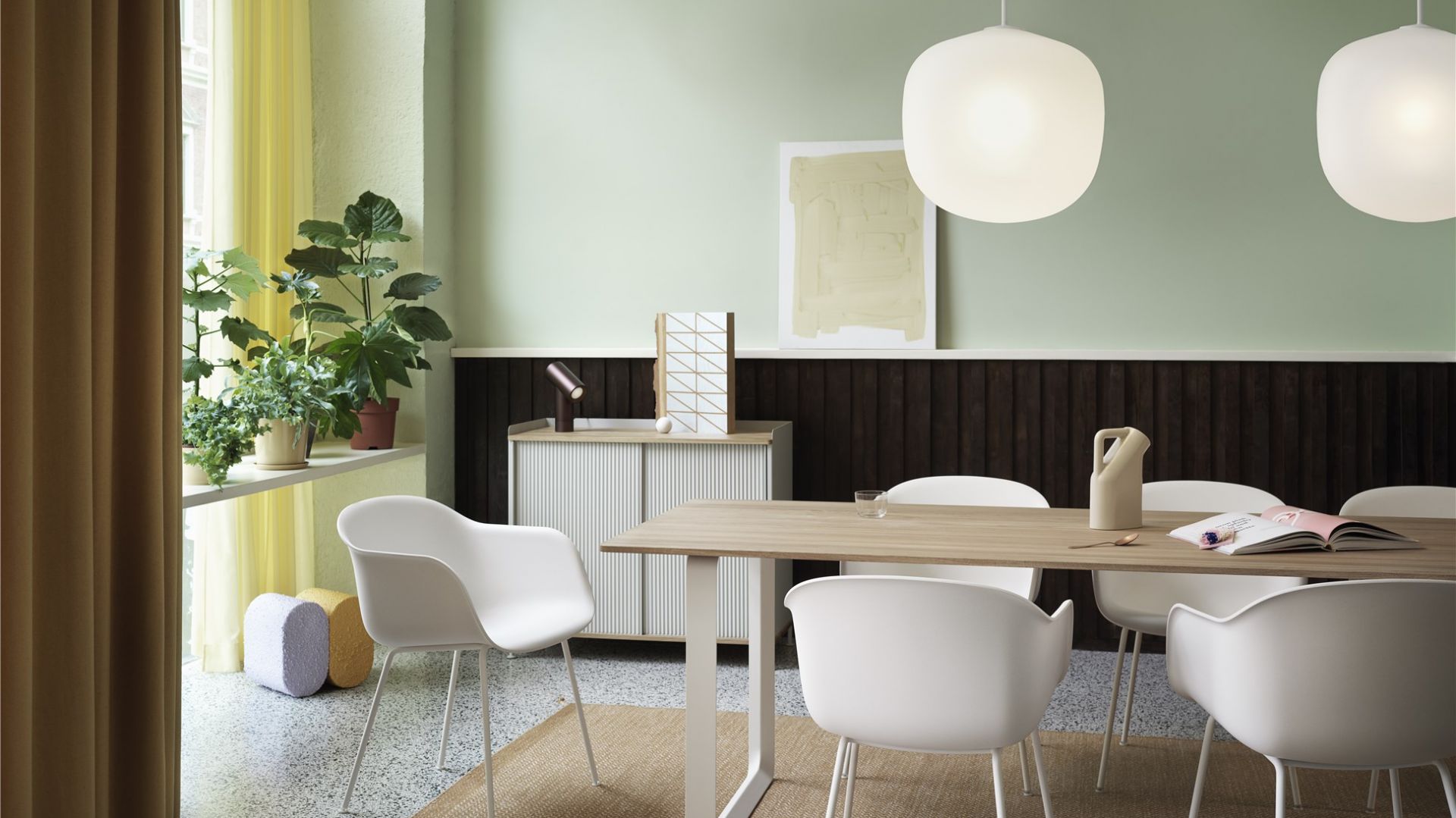 Kolekcja lamp Rime została zaprojektowana przez studio TAF dla marki Muuto. Na zdjęciu: lampa o największej średnicy 45 cm, cena od 895 zł za najmniejszy model. Fot. Muuto