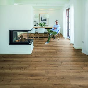 Panele winylowe z kolekcji Wineo wood. Dekor: comfort oak mellow. Fot. Wineo
