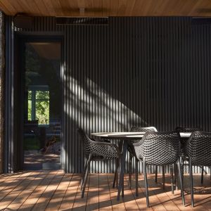 Na zewnątrz oryginalne materiały na elewacji sąsiadują z nowoczesnymi. Projekt: Salem Architecture. Zdjęcia: Phil Bernard