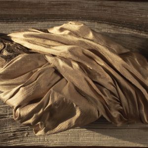Indian Silk to ręcznie tkany jedwab typu szantung. Wykonany jest z przędzy o nieregularnej grubości, dzięki czemu wyróżnia się charakterystycznymi zgrubieniami – niepowtarzalnymi węzełkami i zadziorkami, które dodają mu uroku.
