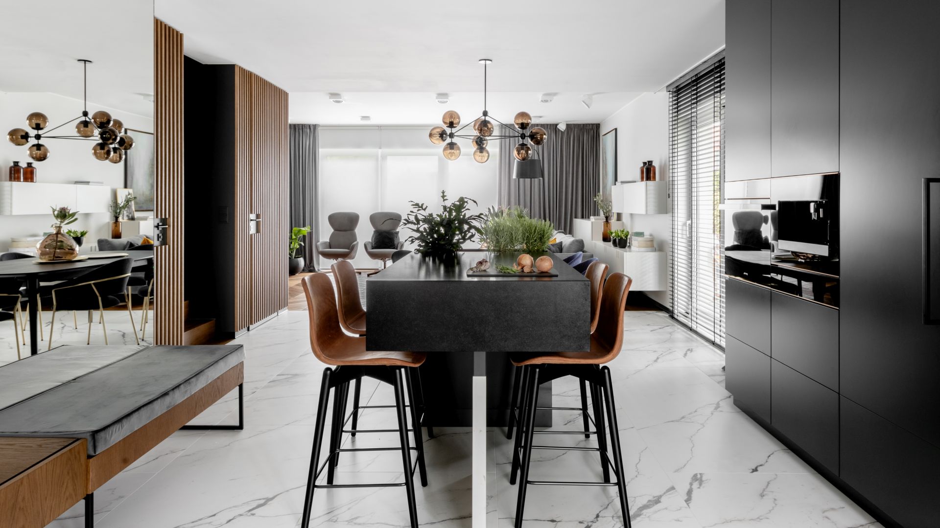 Najważniejsze było odzyskanie przestrzeni poszatkowanej ściankami działowymi wykonanymi przez dewelopera.Realizacja Modoso Interiors Fot. Zajc, Raumplus