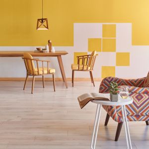 Nieharmonijnie ułożone kwadraty pomalowane na słoneczny odcień Funky Yellow z palety Beckers Designer Kitchen & Bathroom będą się efektownie prezentować na tle stonowanej szarości Porcelain Grey. 