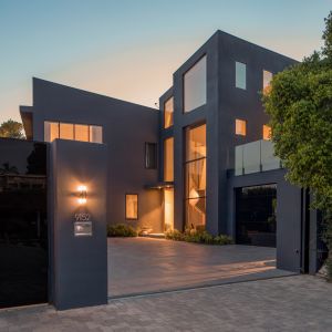 Piosenkarz John Legend i jego żona Chrissy Teigen, modelka, wystawiają swój piękny dom na sprzedaż za 23,95 miliona dolarów. 