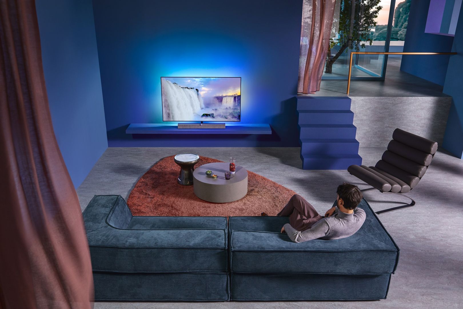 Telewizor OLED+935 wyróżnia ultrasmukła obudowa, bez krawędziowe ramki i wysokiej jakości metalowe wykończenie. Cena: 9.999 zł (55''), 13.999 zł (65''). Fot. Philips