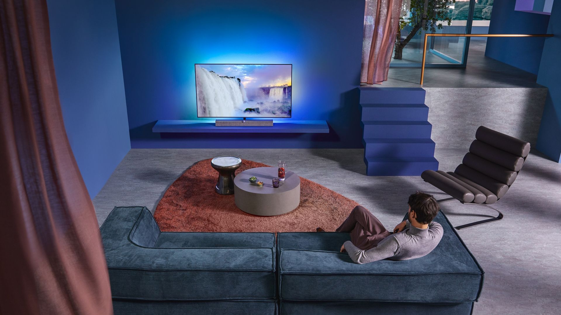 Telewizor OLED+935 wyróżnia ultrasmukła obudowa, bez krawędziowe ramki i wysokiej jakości metalowe wykończenie. Cena: 9.999 zł (55''), 13.999 zł (65''). Fot. Philips