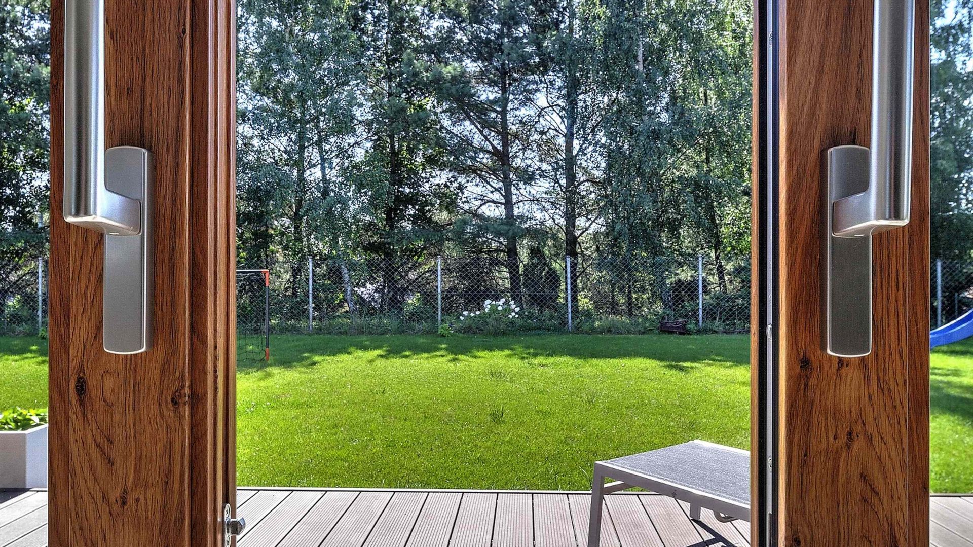 Okna Wood Look podobnie jak wszystkie propozycje MS więcej niż OKNA oferują znakomite parametry użytkowe. Produkowane są z niemieckich 6-komorowych profili SALAMANDER o szerokości 82 mm. W wersji z ramką THERMOBAR współczynnik przenikania ciepła Uw=0,71 W/m2K! Fot. MS więcej niż OKNA
