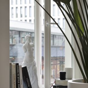 Przedwojenna kamienica łączy w sobie elementy modernistyczne z detalami secesyjnymi. Projekt Goszczdesign. Fot. Piotr Mastalerz 