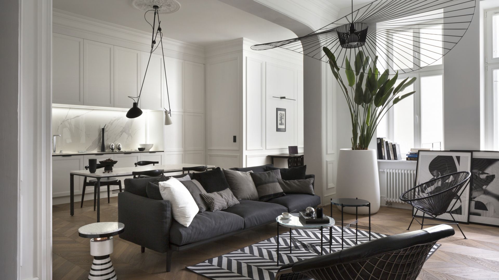 Architekt wnętrz Monika Goszcz zaprojektowała apartament w przedwojennej warszawskiej kamienicy tak, by ujmował nieoczywistym pięknem i doskonałą funkcjonalnością. Projekt Goszczdesign. Fot. Piotr Mastalerz