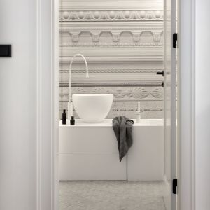 W łazience dla gości również rządzi dobry styl i unikatowe wzornictwo czego przykładem jest umywalka z lampą słynnego architekta Jaimego Hayona. Projekt Goszczdesign. Fot. Piotr Mastalerz 