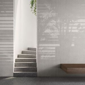 Tapeta Morning Light przedstawiająca cień żaluzji i ustawionych w oknie egzotycznych roślin doniczkowych, przywodzi natomiast na myśl stylistykę modernistycznych willi Palm Springs.