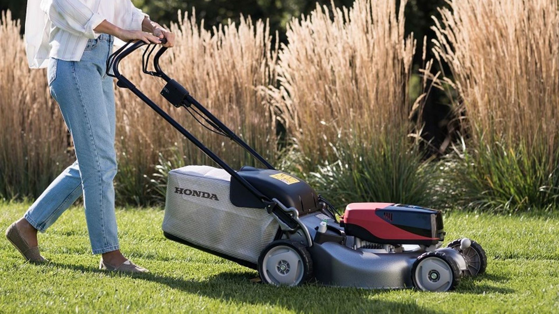 Przykładem praktycznych systemów ustawiania wysokości koszenia są rozwiązania zastosowane w najbardziej zaawansowanych technicznie kosiarkach Honda. Na zdjęciu: kosiarka akumulatorowa Honda HRG416 XB. Fot. Honda