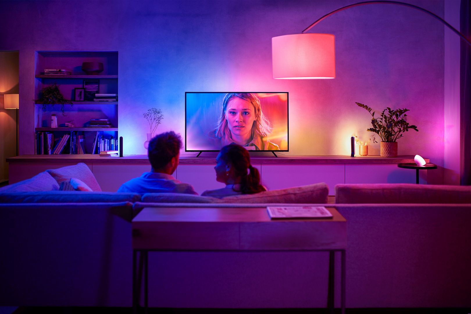 Taśma LED Philips Hue Play idealnie współpracuje z dowolną kolorową lampą Hue, oferując maksymalną elastyczność pozwalającą stworzyć spersonalizowaną strefę domowej rozrywki.